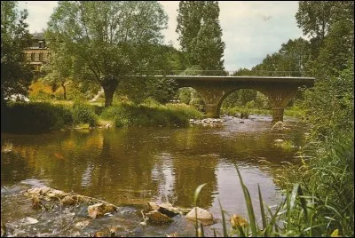 Ce pont sur la Sarthe est à...