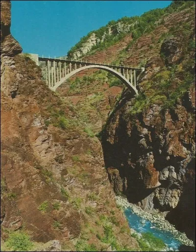 Enjambant les gorges de Daluis, voici le pont...