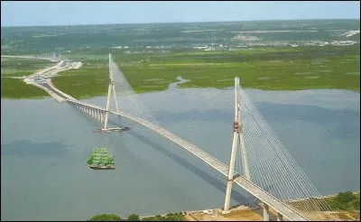 Reliant le Havre à Honfleur, voici le pont de Normandie ; sa longueur est de...