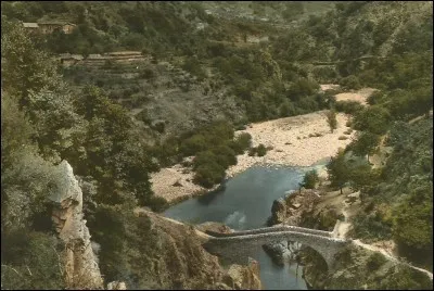 Ce pont, à Thueyts, est appelé le pont...