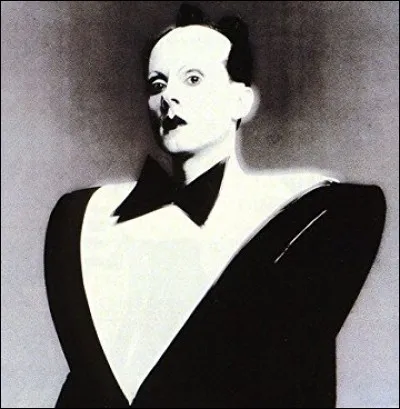 Fan d'opéra et de rock, originaire de Berlin-Ouest, c'est un ovni de la musique allemande par son style et sa musique située entre new wave, musique opératique et expérimentale... Mort du sida en 1983, c'est ?