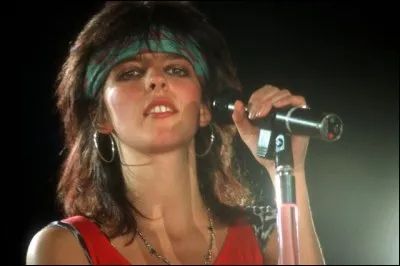 Chanteuse allemande originaire de Hagen en Rhénanie-Westphalie et dont le nom se confond avec celui de son groupe, elle a connu le succès mondial avec son tube "99 luftballons" (1983) chanté en allemand, c'est ?