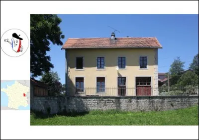 "Contrefort sans clocheton d'un long côté, avec gâble, colonnettes et décor de fleurs de lys."