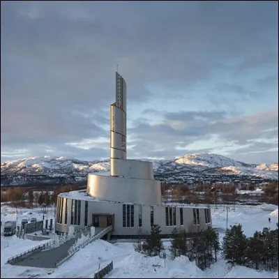 Dans quelle ville se trouve la Cathédrale des aurores boréales ?