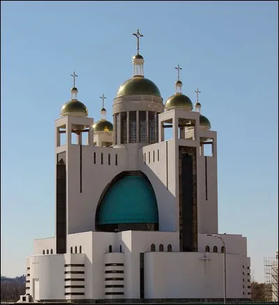 Dans quelle ville se trouve la cathédrale patriarcale de la Résurrection du Christ ?