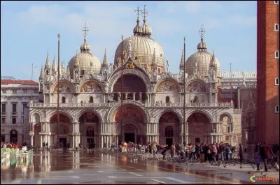Dans quelle ville se trouve la basilique Saint-Marc ?