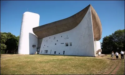 Dans quelle ville se trouve la chapelle Notre-Dame-du-Haut, une oeuvre de Le Corbusier ?