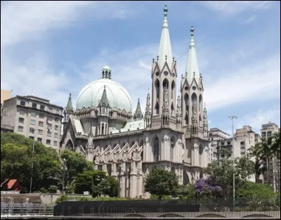 Dans quelle ville se trouve la cathédrale de la Sé ?