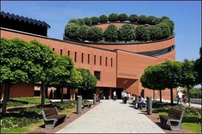 Dans quelle ville se trouve la cathédrale de la Résurrection Saint-Corbinien ?