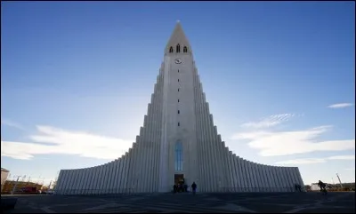 Dans quelle ville se trouve l'église Hallgrimskirkja ?