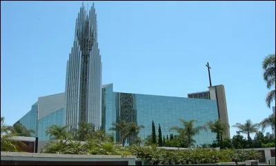 Dans quelle ville retrouve la cathédrale de cristal ?