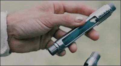 La fille montre à Thomas qu'elle possède deux sérums. À quoi servent ces sérums ?