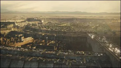 Térésa parvient à lui injecter le sérum et le remède semble faire effet. Minho et Thomas retournent dans le labyrinthe et découvrent un endroit jamais exploré auparavant qui semble être la sortie du labyrinthe. Où se trouve la sortie du labyrinthe ?