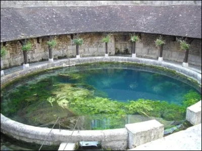 C'est une source venue de nulle part, à laquelle de nombreuses légendes sont attachées. Où peut-on voir cet endroit très agréable appelé la fosse Dionne?