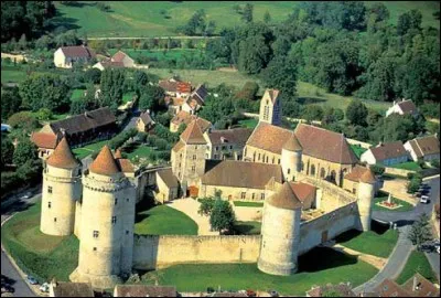 Le château de Blandy serait le plus hanté de France. La nuit de la Toussaint la troupe des esprits s'empare du château, les anciens propriétaires réapparaissent. Dans quel département se trouve ce château hanté?