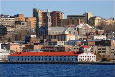 Quelle est la plus grand ville de la région administrative de Saguenay-Lac-Saint-Jean ?