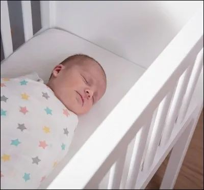 C'est la nuit et Jackie, le bébé, pleure comme une madeleine. Tu vas voir, et tu découvres que Rachel, ta fille aînée, l'a laissé dormir sur un coussin par terre, tandis que le berceau est renversé !