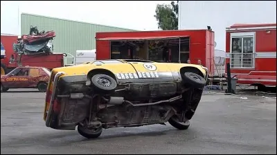 Wahou ! Une voiture qui roule sur deux roues ! On aura tout vu dans ce quizz ! Mais quel est le num&eacute;ro inscrit sur la porti&egrave;re ?