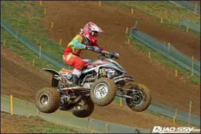 Et le show continue ! Mais cet engin, c'est une voiture ou une moto ? Cela s'appelle...