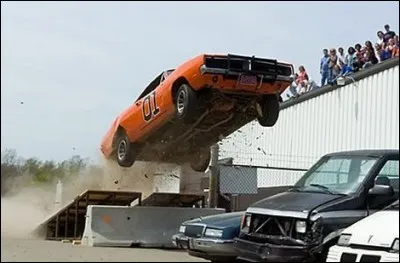 Cette voiture, qui nous offre une cascade de ouf, appara&icirc;t dans un film et dans une s&eacute;rie. Lesquels ?
