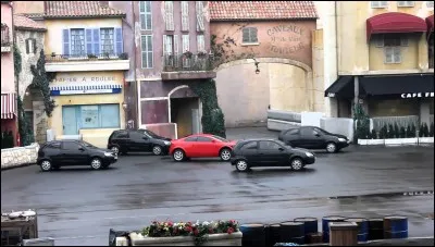 Une course poursuite est en cours ! La voiture rouge est en difficult&eacute; ! Mais o&ugrave; est la police ? Pas d'inqui&eacute;tude, &ccedil;a fait partie du show. Dans quel parc d'attractions propose-t-on ce spectacle ?