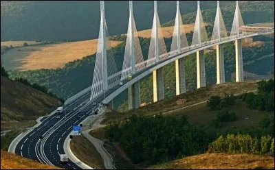 A la fin de sa construction, le « pont de Millau » possède une pile/pylône qui dépasse la hauteur de la tour Eiffel de 19 mètres !
Est-ce vrai ?
Est-ce faux ?