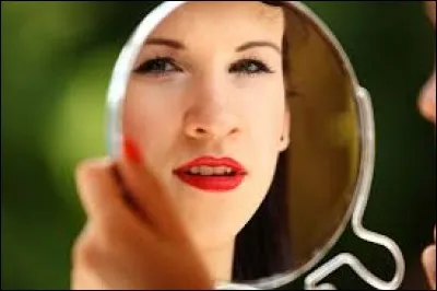 En 2006, quelle chanteuse française dit qu'il faut du temps pour apercevoir une amie dans le miroir ?