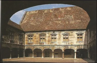 Quel nom porte ce palais de Besançon ?
