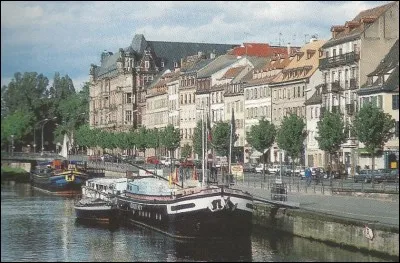 Dans quelle ville peut-on déambuler sur ce quai des bateliers ?