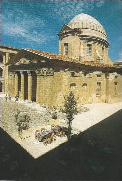 Dans quelle ville peut-on admirer l'hospice de la Vieille-Charité ?