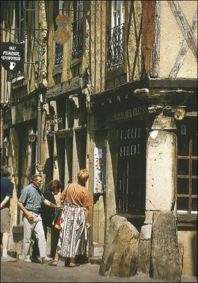 Cette maison est à l'angle des rues d'Adam-et-Eve et de la Truie-qui-File. Dans quelle ville ?