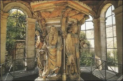 Le puits de Moïse est visible dans la ville de ...