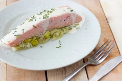 Quel est ce poisson présenté sur lit de poireaux ?