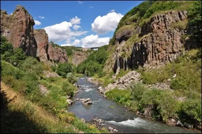 Qui chantait "Elle chante, elle chante, la rivière insolente qui unit dans son lit..."