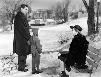 Ce film des années 40, avec Cary Grant et David Niven, s'intitule en français "Honni soit qui mal y pense", et Cary Grant y joue une sorte de médiateur de couple. En fait son personnage est... ?