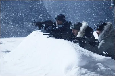 Toute la première saison de cette série se passe dans une station polaire, envahie peu à peu par un virus mortel. Quelle est cette série ?