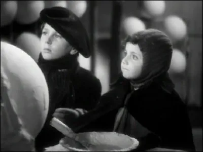 Cet ancien film conserve un caractère enchanteur. Il raconte l'histoire d'un fabricant de globes terrestres qui joue le Père Noël du village à chaque Noël. Quel est ce film ?