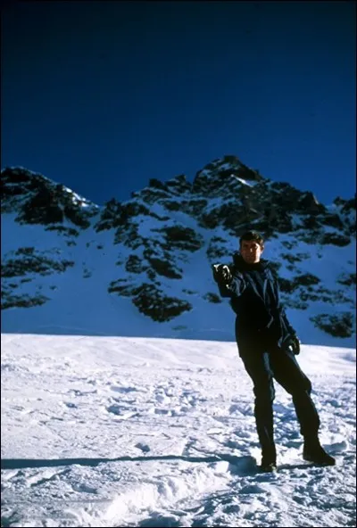 Dans la saga James Bond, il y a de nombreuses poursuites à ski. Dans ce film de la saga, James Bond se marie. Quel est ce film ?