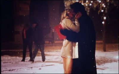 Ce film a connu, après le livre dont il est tiré, un succès planétaire. Il s'agit ici de la scène finale du film, sous la neige de Londres. Quel est ce film ?