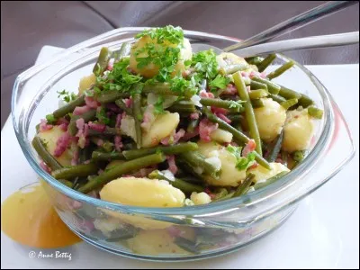 Quel ingrédient n'entre pas dans la composition d'une salade liégeoise ?
