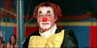 Un jour le bouffon du roi fit une remarque qui déplut profondément à sa majesté. Tellement que le roi le condamna à mort, mais comme le bouffon l'avait amusé pendant des années, il l'autorisa à choisir sa mort !