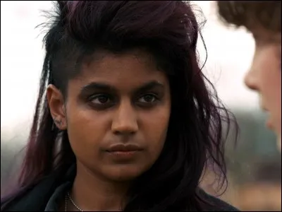 Dans la saison 2, 011 a réussi à retrouver sa sur, comment s'appelle-t-elle ?