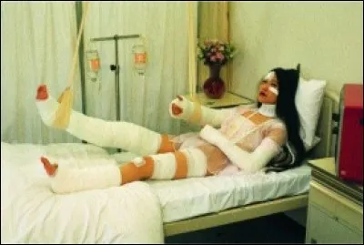 Ta mère est dans un plâtre, elle te demande de lui rouler une cigarette car elle ne peut pas :
