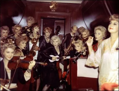 Dans le film Certains l'aiment chaud, Marilyn Monroe est également musicienne, ce qui ajoute au plaisir de la situation pour les deux compères travestis. De quel instrument joue-t-elle ?