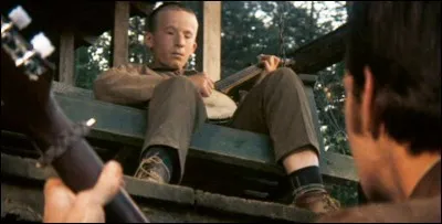Ce musicien, joué par l'acteur Michael Addiss, figure dans un film culte, et l'air de banjo qu'il interprète, bien que beau, fait toujours froid dans le dos. Quel est ce film ?