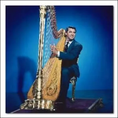 Ce harpiste grâcieux et charmeur est Cary Grant. Le film est Honni soit qui mal y pense (en VO The bishop's wife, c'est à dire La femme de l'évêque), et s'il y joue de la harpe, c'est parce que...