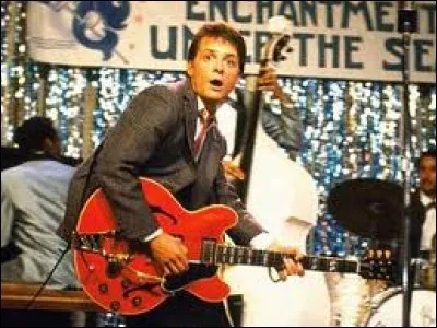 Le jeune Marty MacFly est en avance sur son temps, dans le film Retour vers le futur, puisqu'à un bal de promo de 1955, il joue... ?