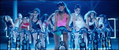 Avec qui a-t-elle chanté son tube « Side to Side » ?