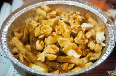 Quel aliment ne retrouve pas dans la poutine, un mets québécois ?