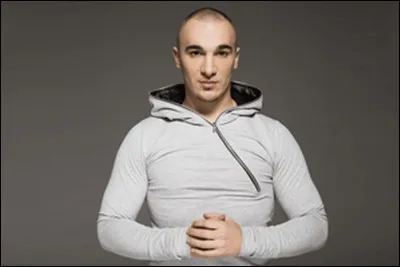 Qui est le seul gars de peau blanche ?